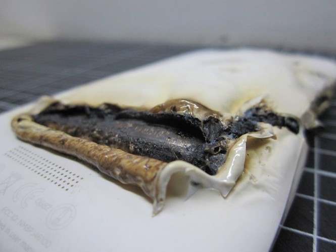 Taiwanese HTC One X customer reviews that his cellphone burst into flames