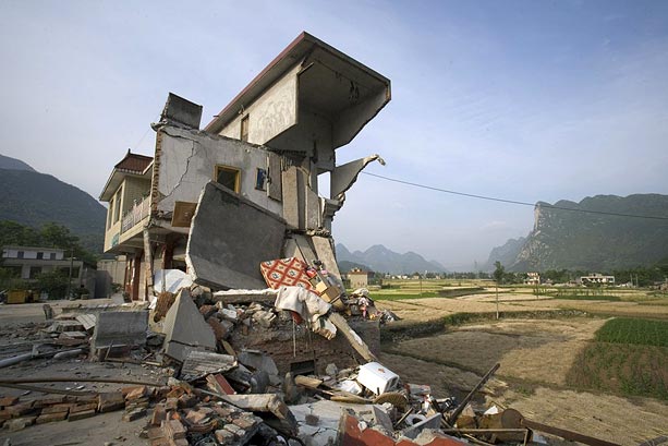 How to make buildings safe from earthquakes? 13-floor building demolished by experts