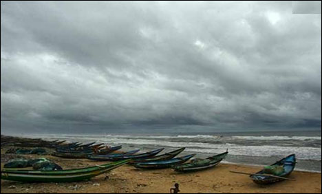 India: Hurricane hit the coast of andhra Pradesh, kills 3